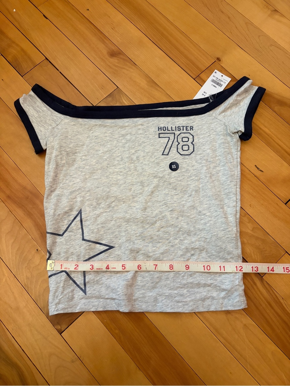 Hollister - Off-the-shoulder Logo Graphic Tee - Picture 5 of 5